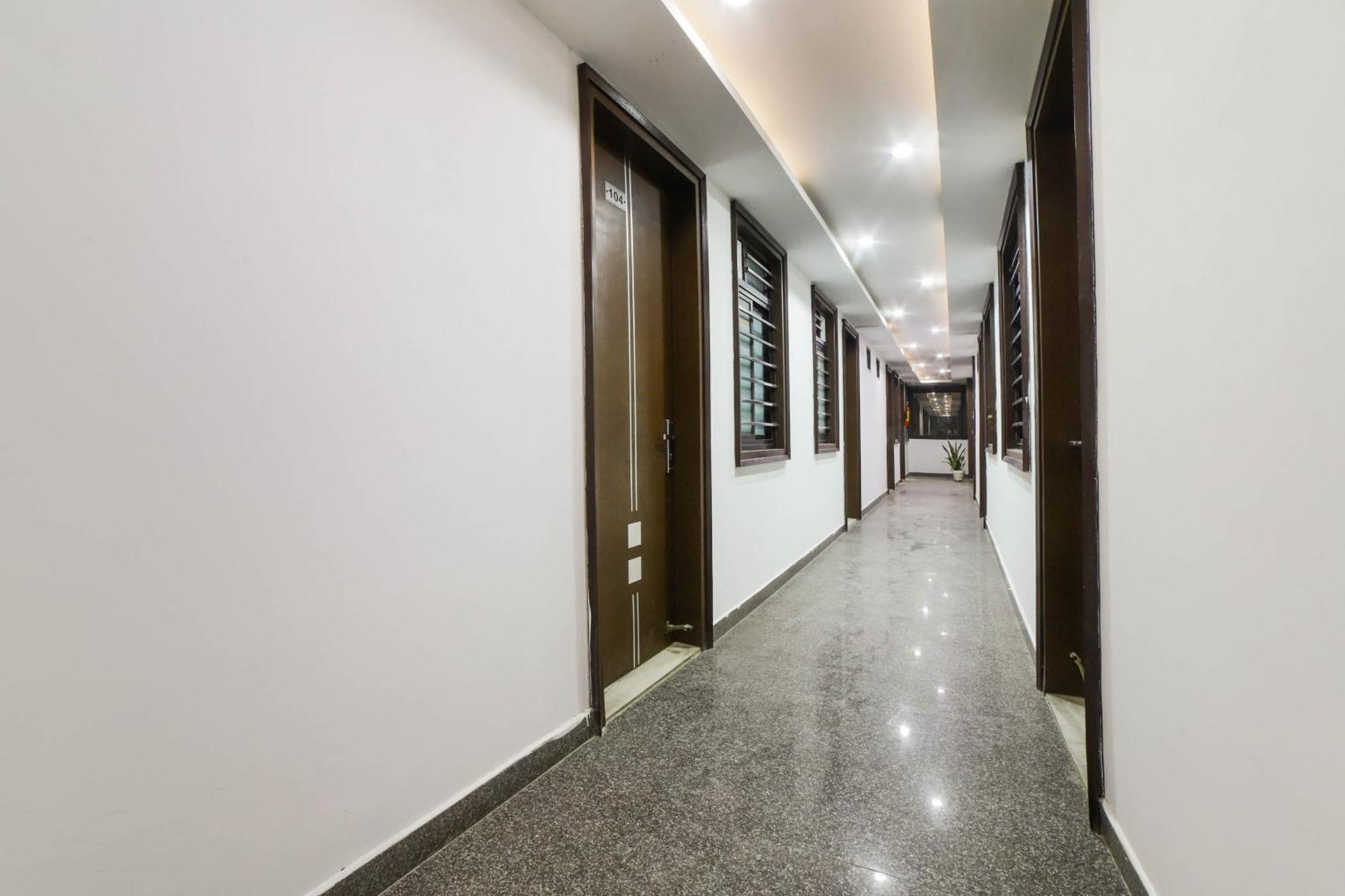 Hotel Seven S Delhi  Exteriör bild